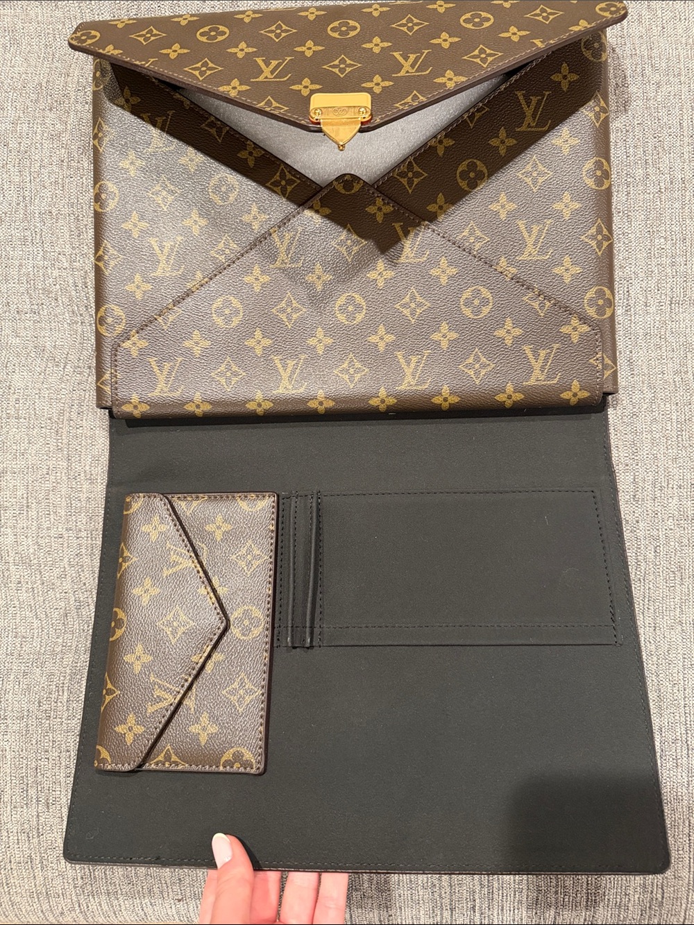 Louis Vuitton - Picture 4 of 5
